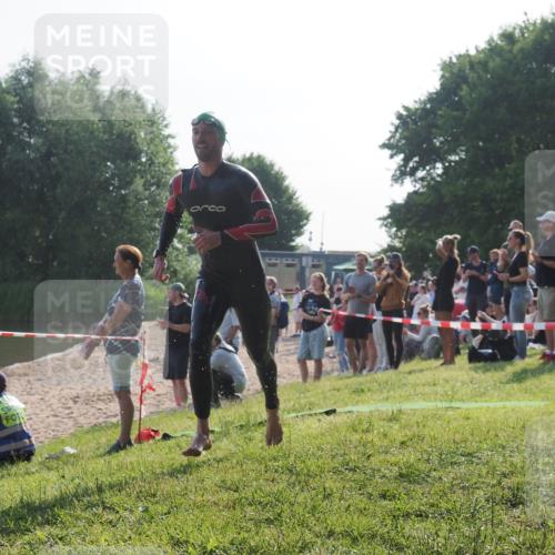 15.06.2025 - 27. Vierlanden-Triathlon KatJ http://msf.ph/oto/7975505 15.06.2025 08:31:44 Schwimmen 63 meine-sportfotos.de