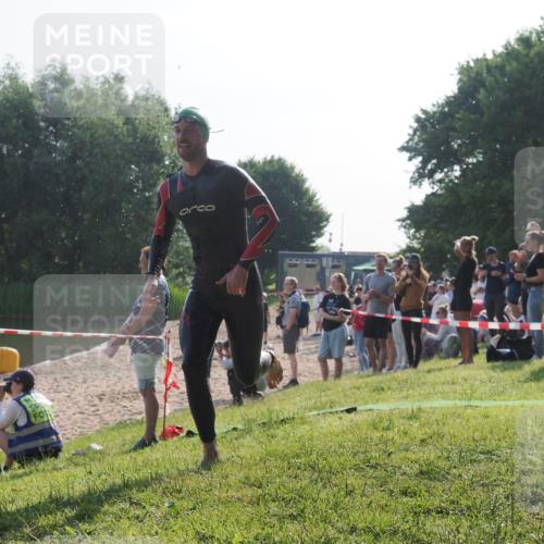 15.06.2025 - 27. Vierlanden-Triathlon KatJ http://msf.ph/oto/7975511 15.06.2025 08:31:44 Schwimmen 63 meine-sportfotos.de