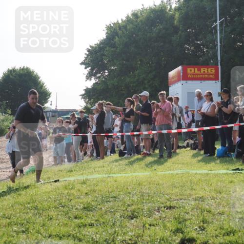 15.06.2025 - 27. Vierlanden-Triathlon KatJ http://msf.ph/oto/7975530 15.06.2025 08:32:01 Schwimmen 30, 178 meine-sportfotos.de