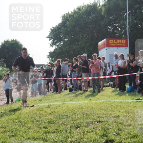 15.06.2025 - 27. Vierlanden-Triathlon KatJ http://msf.ph/oto/7975540 15.06.2025 08:32:01 Schwimmen 30, 178 meine-sportfotos.de