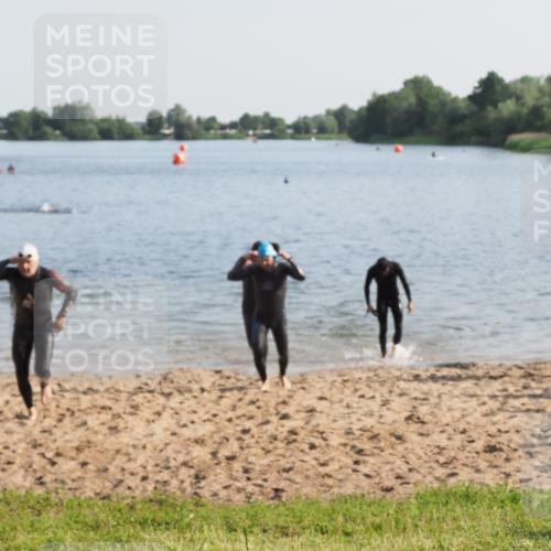 21.06.2025 - 27. Vierlanden-Triathlon MichiJ http://msf.ph/oto/7975548 15.06.2026 08:42:06 Schwimmen 121, 128, 135 meine-sportfotos.de