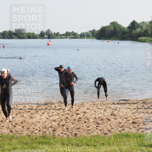 21.06.2025 - 27. Vierlanden-Triathlon MichiJ http://msf.ph/oto/7975555 15.06.2026 08:42:07 Schwimmen 71, 121, 128, 135 meine-sportfotos.de