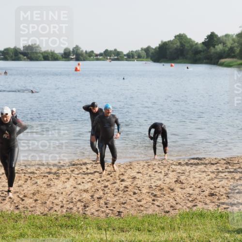 21.06.2025 - 27. Vierlanden-Triathlon MichiJ http://msf.ph/oto/7975560 15.06.2026 08:42:07 Schwimmen 71, 121, 128, 135 meine-sportfotos.de
