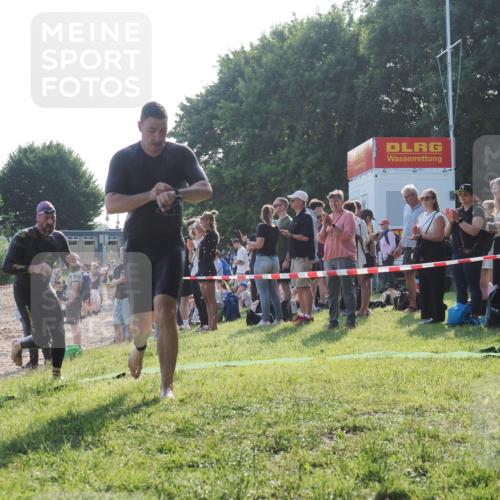 15.06.2025 - 27. Vierlanden-Triathlon KatJ http://msf.ph/oto/7975569 15.06.2025 08:32:02 Schwimmen 30, 178 meine-sportfotos.de
