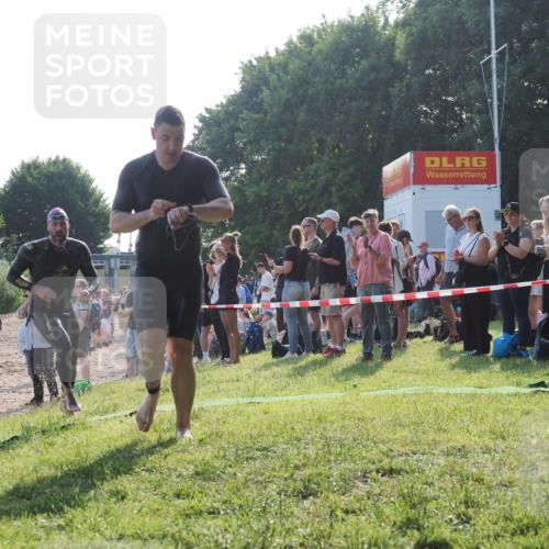 15.06.2025 - 27. Vierlanden-Triathlon KatJ http://msf.ph/oto/7975574 15.06.2025 08:32:02 Schwimmen 30, 178 meine-sportfotos.de