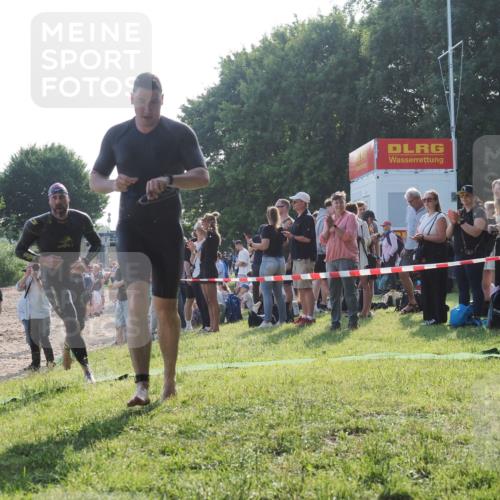 15.06.2025 - 27. Vierlanden-Triathlon KatJ http://msf.ph/oto/7975580 15.06.2025 08:32:03 Schwimmen 30, 178 meine-sportfotos.de