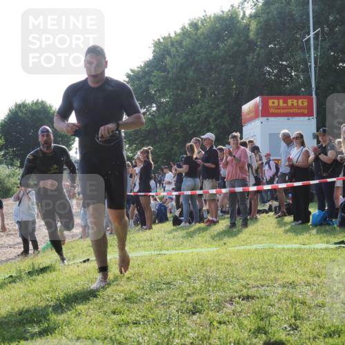 15.06.2025 - 27. Vierlanden-Triathlon KatJ http://msf.ph/oto/7975586 15.06.2025 08:32:03 Schwimmen 30, 178 meine-sportfotos.de