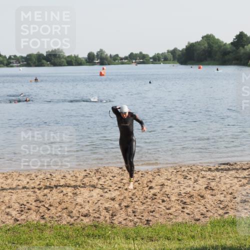 21.06.2025 - 27. Vierlanden-Triathlon MichiJ http://msf.ph/oto/7975590 15.06.2026 08:42:16 Schwimmen 71, 121, 135, 191 meine-sportfotos.de