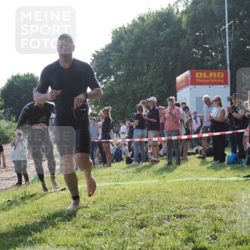 15.06.2025 - 27. Vierlanden-Triathlon KatJ http://msf.ph/oto/7975592 15.06.2025 08:32:03 Schwimmen 30, 178 meine-sportfotos.de