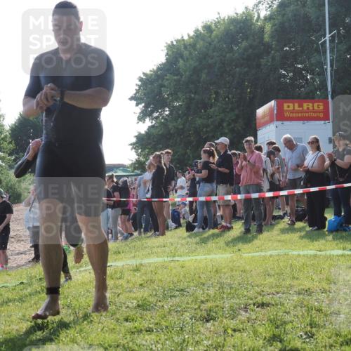 15.06.2025 - 27. Vierlanden-Triathlon KatJ http://msf.ph/oto/7975597 15.06.2025 08:32:03 Schwimmen 30, 178 meine-sportfotos.de