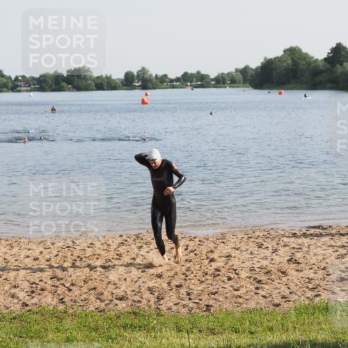 21.06.2025 - 27. Vierlanden-Triathlon MichiJ http://msf.ph/oto/7975606 15.06.2026 08:42:16 Schwimmen 71, 121, 135, 191 meine-sportfotos.de