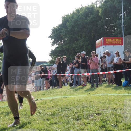 15.06.2025 - 27. Vierlanden-Triathlon KatJ http://msf.ph/oto/7975607 15.06.2025 08:32:04 Schwimmen 30, 178 meine-sportfotos.de