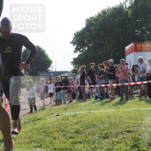 15.06.2025 - 27. Vierlanden-Triathlon KatJ http://msf.ph/oto/7975619 15.06.2025 08:32:04 Schwimmen 30, 178 meine-sportfotos.de