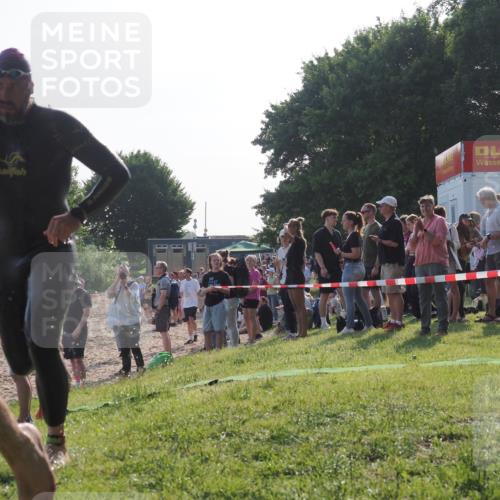 15.06.2025 - 27. Vierlanden-Triathlon KatJ http://msf.ph/oto/7975625 15.06.2025 08:32:04 Schwimmen 30, 178 meine-sportfotos.de