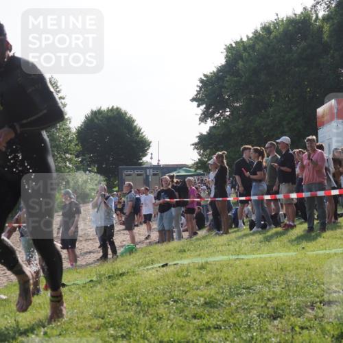15.06.2025 - 27. Vierlanden-Triathlon KatJ http://msf.ph/oto/7975630 15.06.2025 08:32:04 Schwimmen 30, 178 meine-sportfotos.de