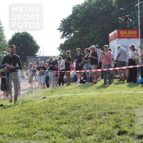 15.06.2025 - 27. Vierlanden-Triathlon KatJ http://msf.ph/oto/7975665 15.06.2025 08:32:23 Schwimmen 50, 188 meine-sportfotos.de