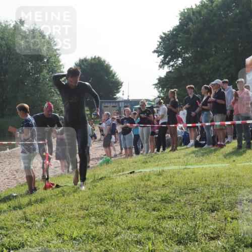 15.06.2025 - 27. Vierlanden-Triathlon KatJ http://msf.ph/oto/7975670 15.06.2025 08:32:24 Schwimmen 50, 188 meine-sportfotos.de