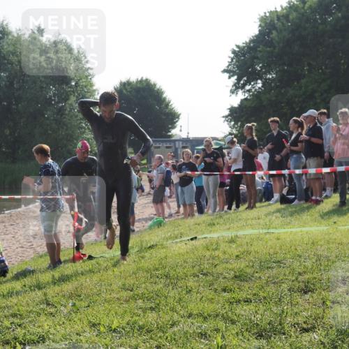 15.06.2025 - 27. Vierlanden-Triathlon KatJ http://msf.ph/oto/7975677 15.06.2025 08:32:24 Schwimmen 50, 188 meine-sportfotos.de