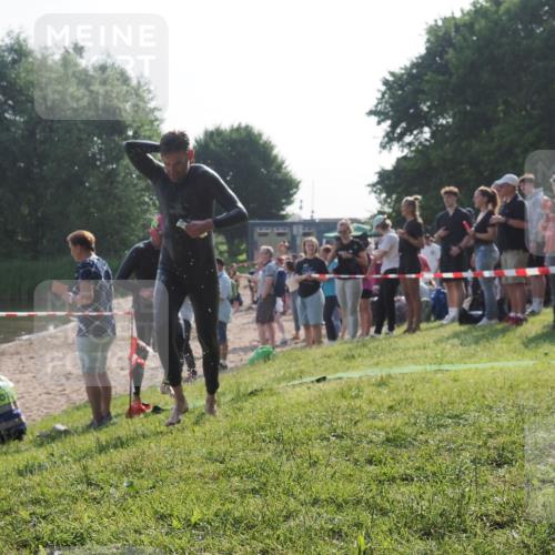 15.06.2025 - 27. Vierlanden-Triathlon KatJ http://msf.ph/oto/7975679 15.06.2025 08:32:24 Schwimmen 50, 188 meine-sportfotos.de