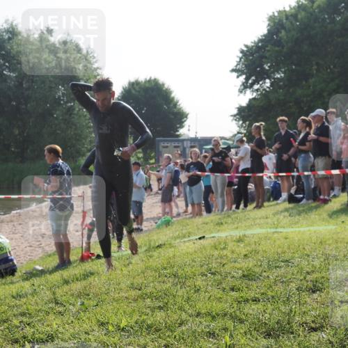 15.06.2025 - 27. Vierlanden-Triathlon KatJ http://msf.ph/oto/7975689 15.06.2025 08:32:24 Schwimmen 50, 188 meine-sportfotos.de