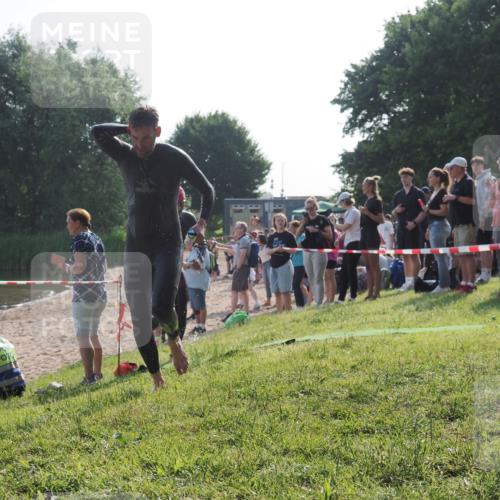 15.06.2025 - 27. Vierlanden-Triathlon KatJ http://msf.ph/oto/7975695 15.06.2025 08:32:24 Schwimmen 50, 188 meine-sportfotos.de