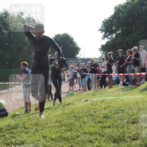 15.06.2025 - 27. Vierlanden-Triathlon KatJ http://msf.ph/oto/7975708 15.06.2025 08:32:25 Schwimmen 50, 188 meine-sportfotos.de