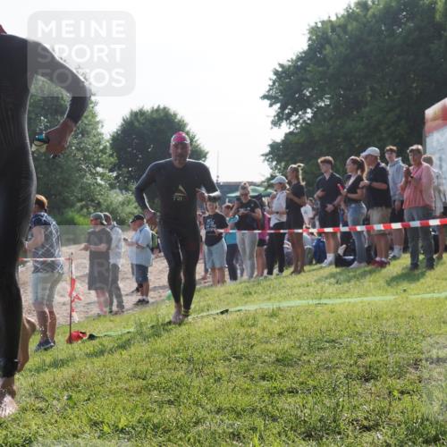 15.06.2025 - 27. Vierlanden-Triathlon KatJ http://msf.ph/oto/7975713 15.06.2025 08:32:25 Schwimmen 50, 188 meine-sportfotos.de