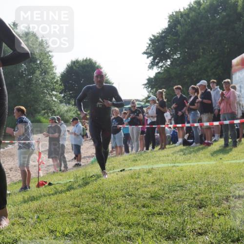 15.06.2025 - 27. Vierlanden-Triathlon KatJ http://msf.ph/oto/7975720 15.06.2025 08:32:25 Schwimmen 50, 188 meine-sportfotos.de