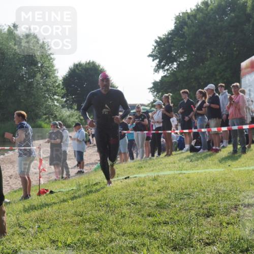 15.06.2025 - 27. Vierlanden-Triathlon KatJ http://msf.ph/oto/7975726 15.06.2025 08:32:26 Schwimmen 50, 188 meine-sportfotos.de