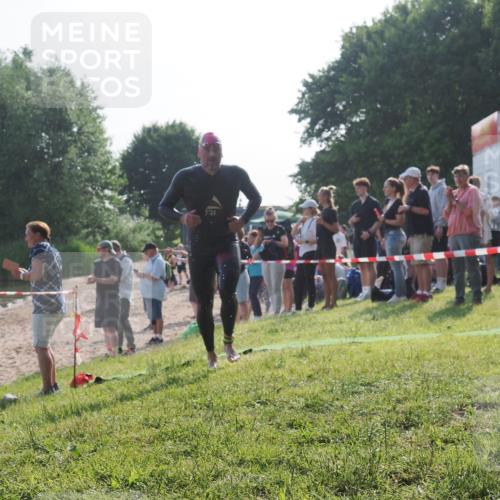 15.06.2025 - 27. Vierlanden-Triathlon KatJ http://msf.ph/oto/7975732 15.06.2025 08:32:26 Schwimmen 50, 188 meine-sportfotos.de