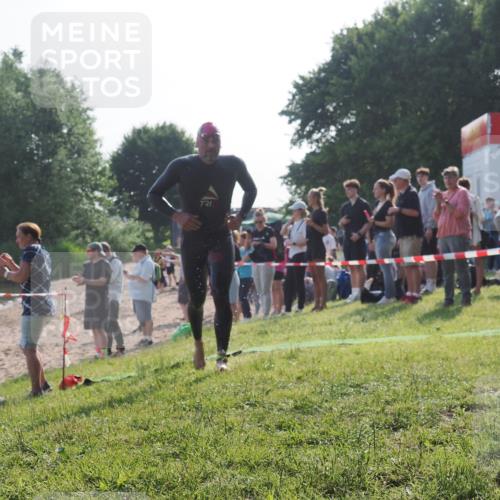 15.06.2025 - 27. Vierlanden-Triathlon KatJ http://msf.ph/oto/7975742 15.06.2025 08:32:26 Schwimmen 50, 188 meine-sportfotos.de