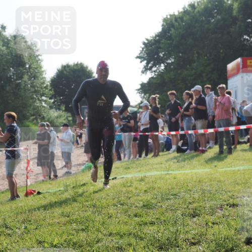 15.06.2025 - 27. Vierlanden-Triathlon KatJ http://msf.ph/oto/7975748 15.06.2025 08:32:26 Schwimmen 50, 188 meine-sportfotos.de