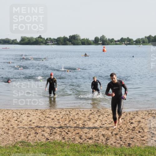 21.06.2025 - 27. Vierlanden-Triathlon MichiJ http://msf.ph/oto/7975753 15.06.2026 08:42:53 Schwimmen 18, 137, 154 meine-sportfotos.de