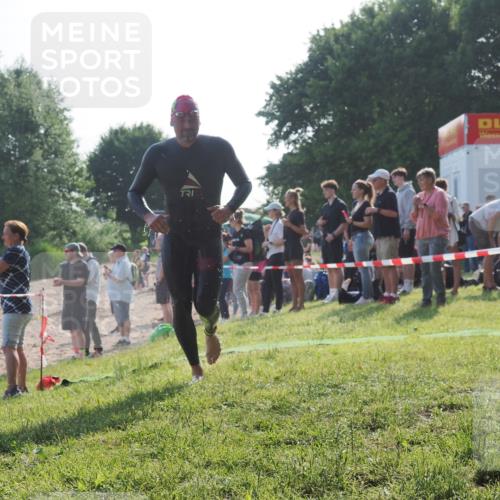 15.06.2025 - 27. Vierlanden-Triathlon KatJ http://msf.ph/oto/7975754 15.06.2025 08:32:26 Schwimmen 50, 188 meine-sportfotos.de