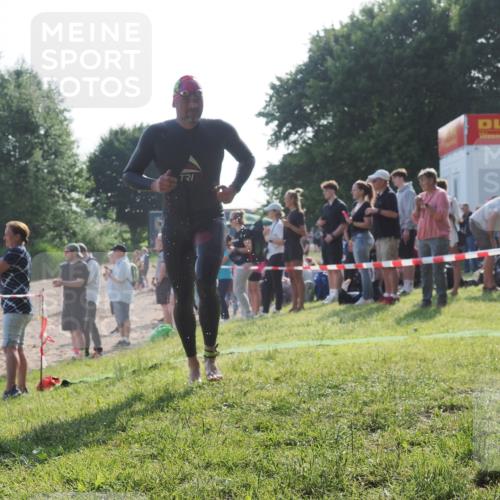 15.06.2025 - 27. Vierlanden-Triathlon KatJ http://msf.ph/oto/7975760 15.06.2025 08:32:26 Schwimmen 50, 188 meine-sportfotos.de