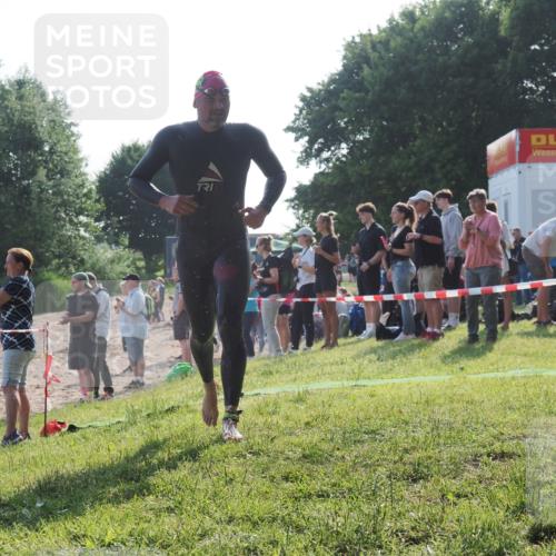 15.06.2025 - 27. Vierlanden-Triathlon KatJ http://msf.ph/oto/7975767 15.06.2025 08:32:27 Schwimmen 50, 188 meine-sportfotos.de