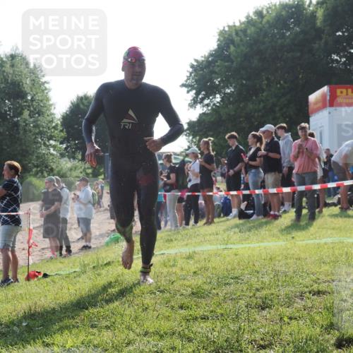 15.06.2025 - 27. Vierlanden-Triathlon KatJ http://msf.ph/oto/7975774 15.06.2025 08:32:27 Schwimmen 50, 188 meine-sportfotos.de