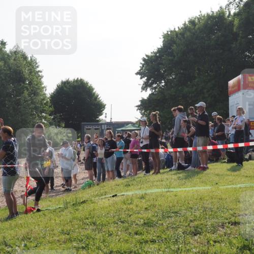 15.06.2025 - 27. Vierlanden-Triathlon KatJ http://msf.ph/oto/7975783 15.06.2025 08:32:34 Schwimmen 14, 26, 188 meine-sportfotos.de