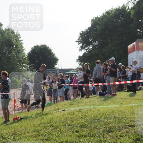 15.06.2025 - 27. Vierlanden-Triathlon KatJ http://msf.ph/oto/7975799 15.06.2025 08:32:35 Schwimmen 14, 26 meine-sportfotos.de