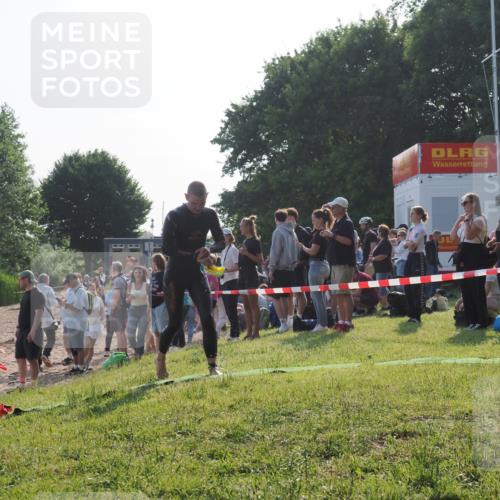 15.06.2025 - 27. Vierlanden-Triathlon KatJ http://msf.ph/oto/7975805 15.06.2025 08:32:35 Schwimmen 14, 26 meine-sportfotos.de