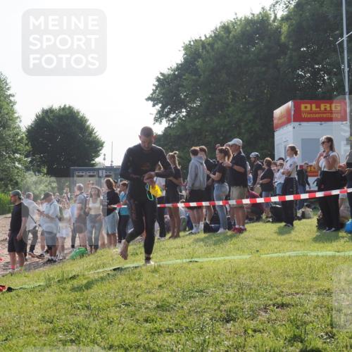 15.06.2025 - 27. Vierlanden-Triathlon KatJ http://msf.ph/oto/7975813 15.06.2025 08:32:35 Schwimmen 14, 26 meine-sportfotos.de