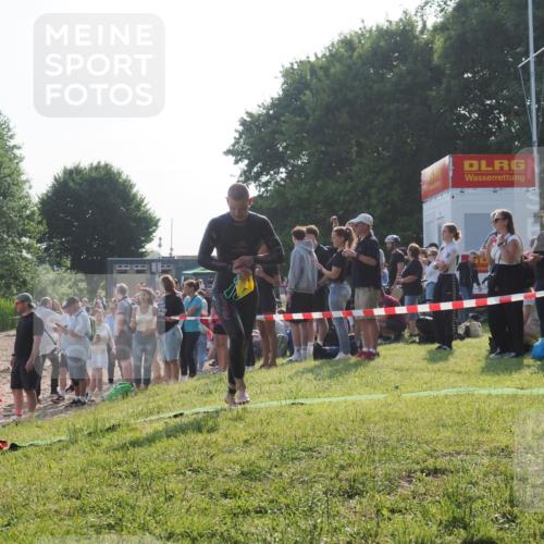 15.06.2025 - 27. Vierlanden-Triathlon KatJ http://msf.ph/oto/7975818 15.06.2025 08:32:35 Schwimmen 14, 26 meine-sportfotos.de