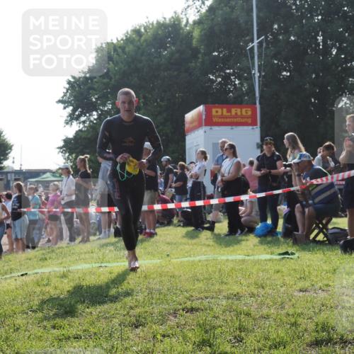 15.06.2025 - 27. Vierlanden-Triathlon KatJ http://msf.ph/oto/7975827 15.06.2025 08:32:36 Schwimmen 14, 26 meine-sportfotos.de