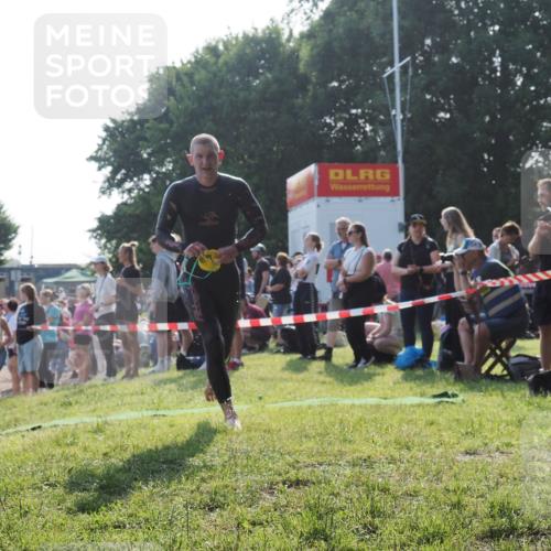 15.06.2025 - 27. Vierlanden-Triathlon KatJ http://msf.ph/oto/7975832 15.06.2025 08:32:36 Schwimmen 14, 26 meine-sportfotos.de
