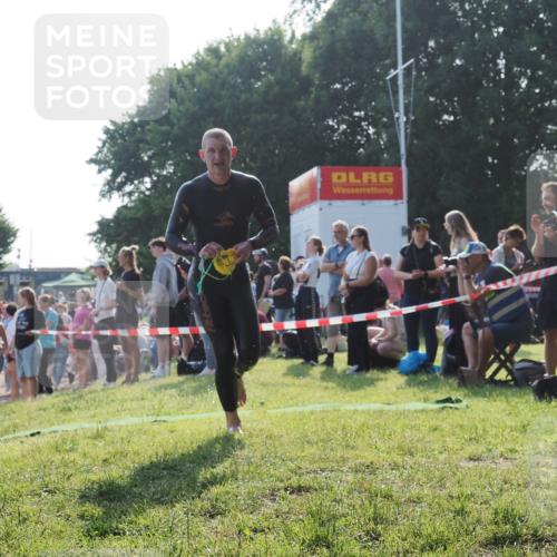 15.06.2025 - 27. Vierlanden-Triathlon KatJ http://msf.ph/oto/7975837 15.06.2025 08:32:36 Schwimmen 14, 26 meine-sportfotos.de