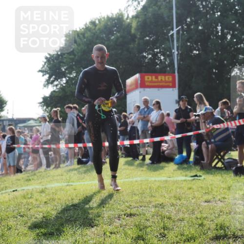 15.06.2025 - 27. Vierlanden-Triathlon KatJ http://msf.ph/oto/7975841 15.06.2025 08:32:37 Schwimmen 14, 26 meine-sportfotos.de