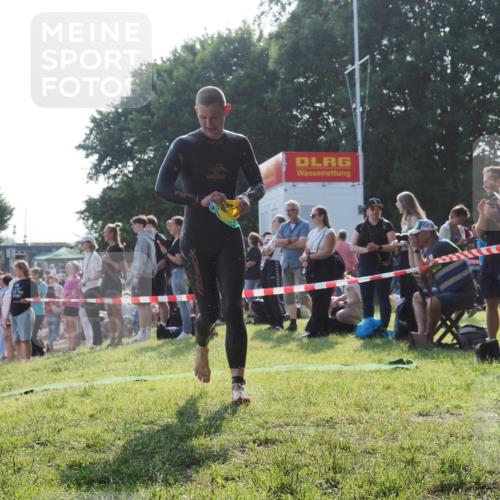 15.06.2025 - 27. Vierlanden-Triathlon KatJ http://msf.ph/oto/7975847 15.06.2025 08:32:37 Schwimmen 14, 26 meine-sportfotos.de