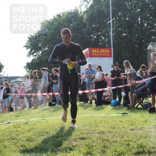 15.06.2025 - 27. Vierlanden-Triathlon KatJ http://msf.ph/oto/7975852 15.06.2025 08:32:37 Schwimmen 14, 26 meine-sportfotos.de