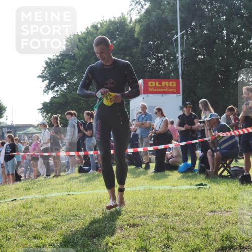 15.06.2025 - 27. Vierlanden-Triathlon KatJ http://msf.ph/oto/7975856 15.06.2025 08:32:37 Schwimmen 14, 26 meine-sportfotos.de