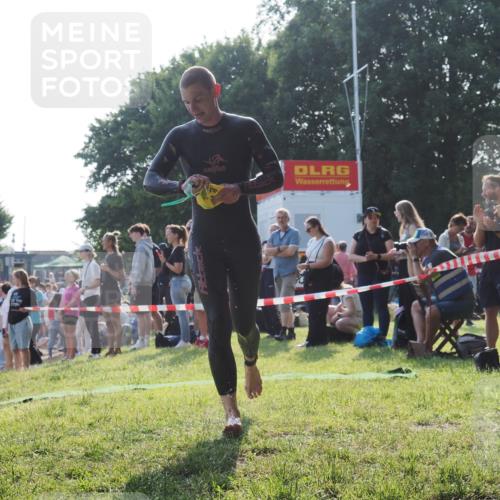 15.06.2025 - 27. Vierlanden-Triathlon KatJ http://msf.ph/oto/7975862 15.06.2025 08:32:37 Schwimmen 14, 26 meine-sportfotos.de
